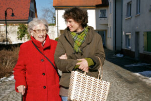 Foto von einer Seniorenbegleiterin mit Seniorin
